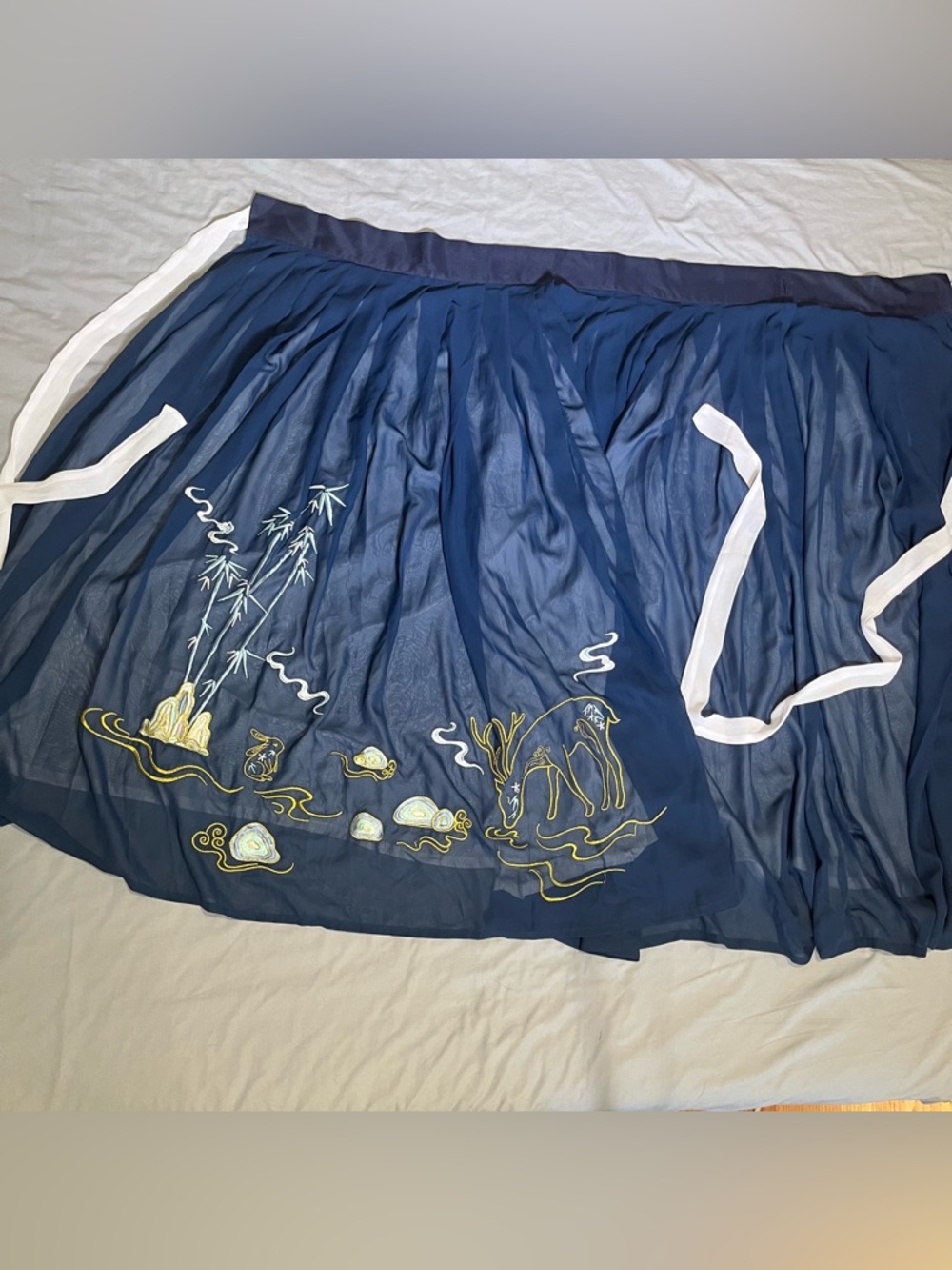 Navy blue embroidered wide hem hanfu pleated skirt
